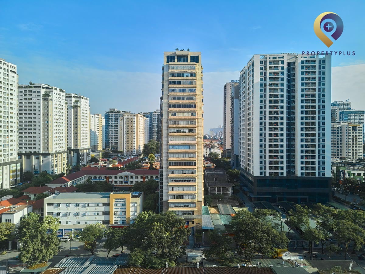 Toàn cảnh tòa nhà Thăng Long Tower với bầu trời xanh và các tòa nhà xung quanh tại Quận Thanh Xuân - hình ảnh từ Property Plus